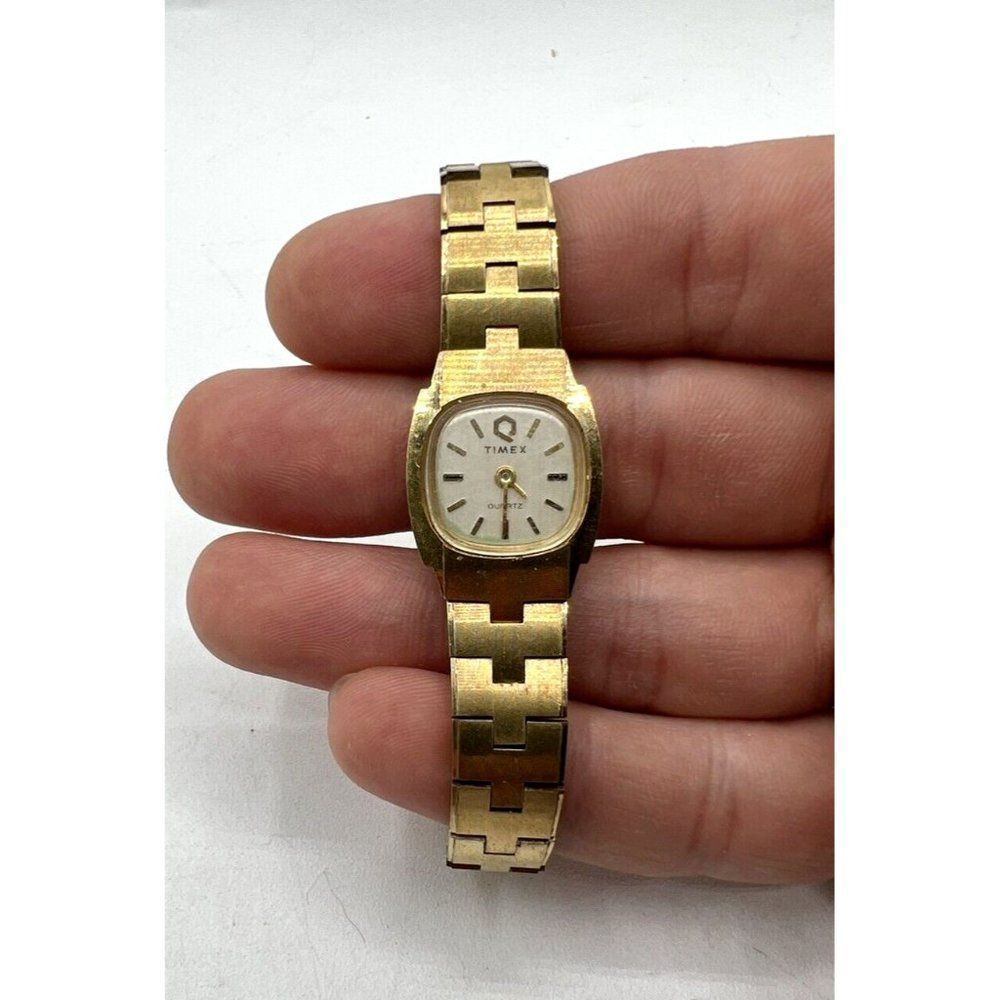 Timex Q Quartz K Cell Push Button Crown Vintage Ladies Gold Tone Watch
